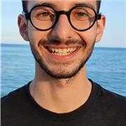 Ragazzo impartisce lezioni di topografia